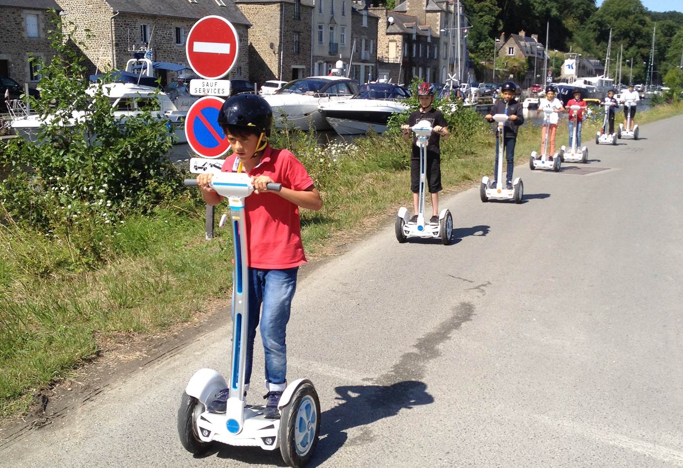 Equipe de jeunes pilotes en action , port de Lanvallay,juillet 2017.