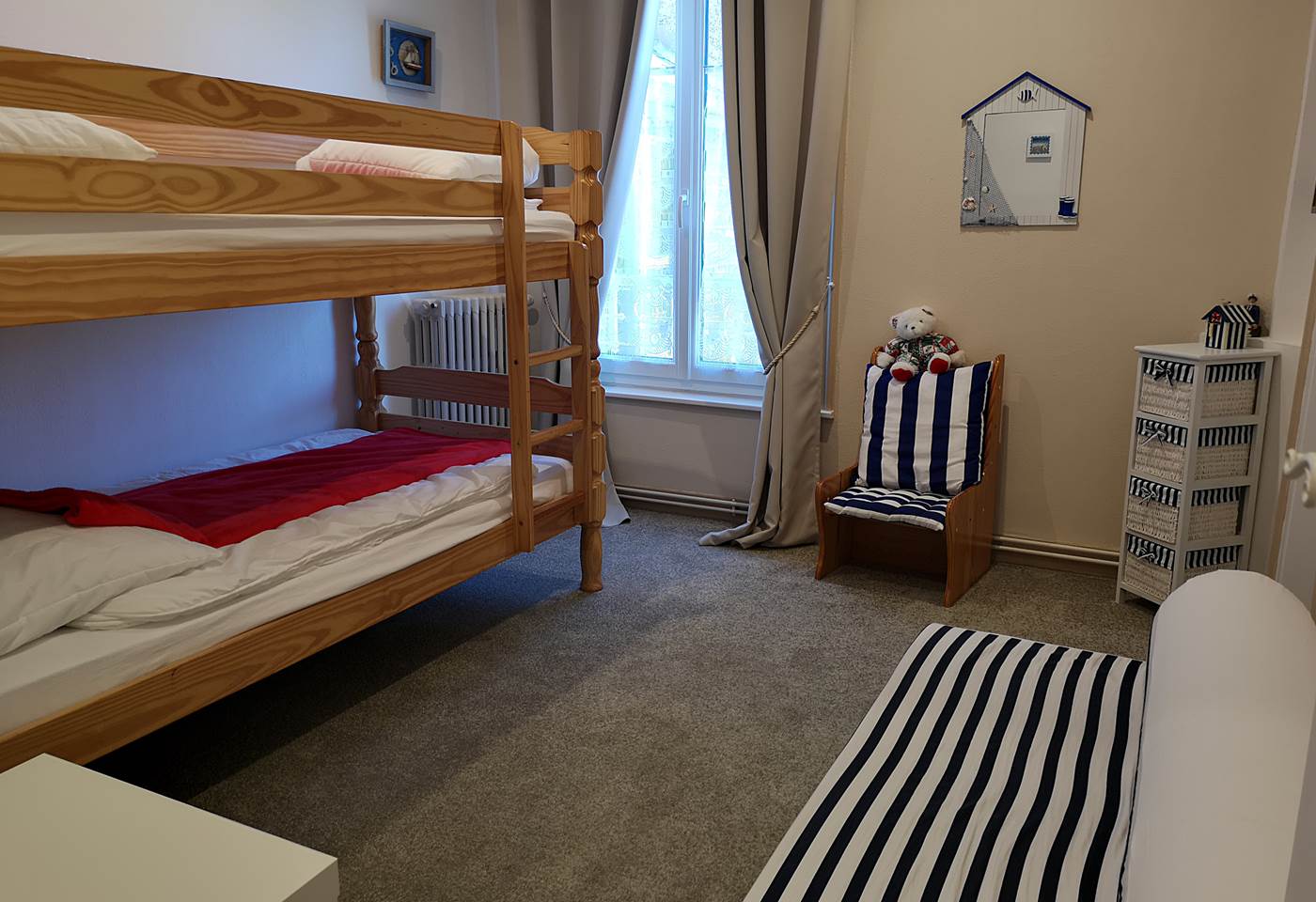 Chambre enfant chataigne