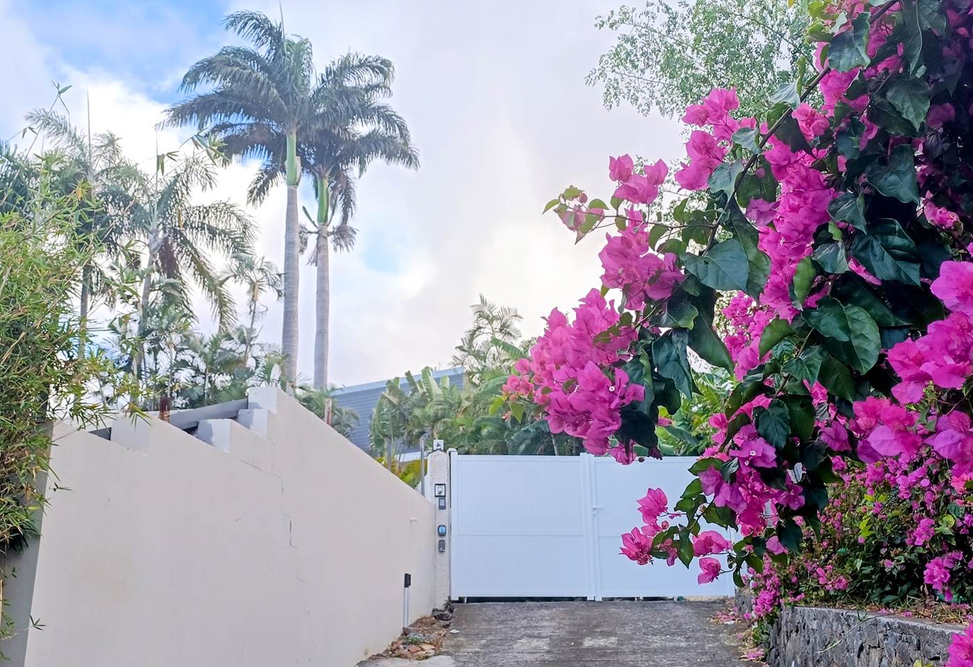 Accès à la location de Villa par une allée privative