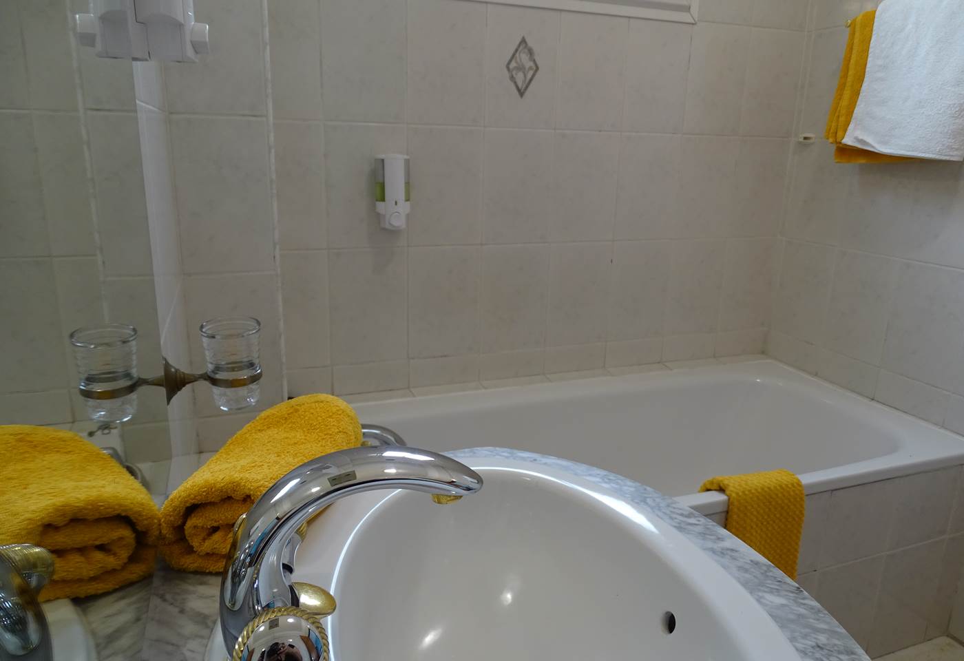 salle de bain privée avec baignoire , toilette et vasque