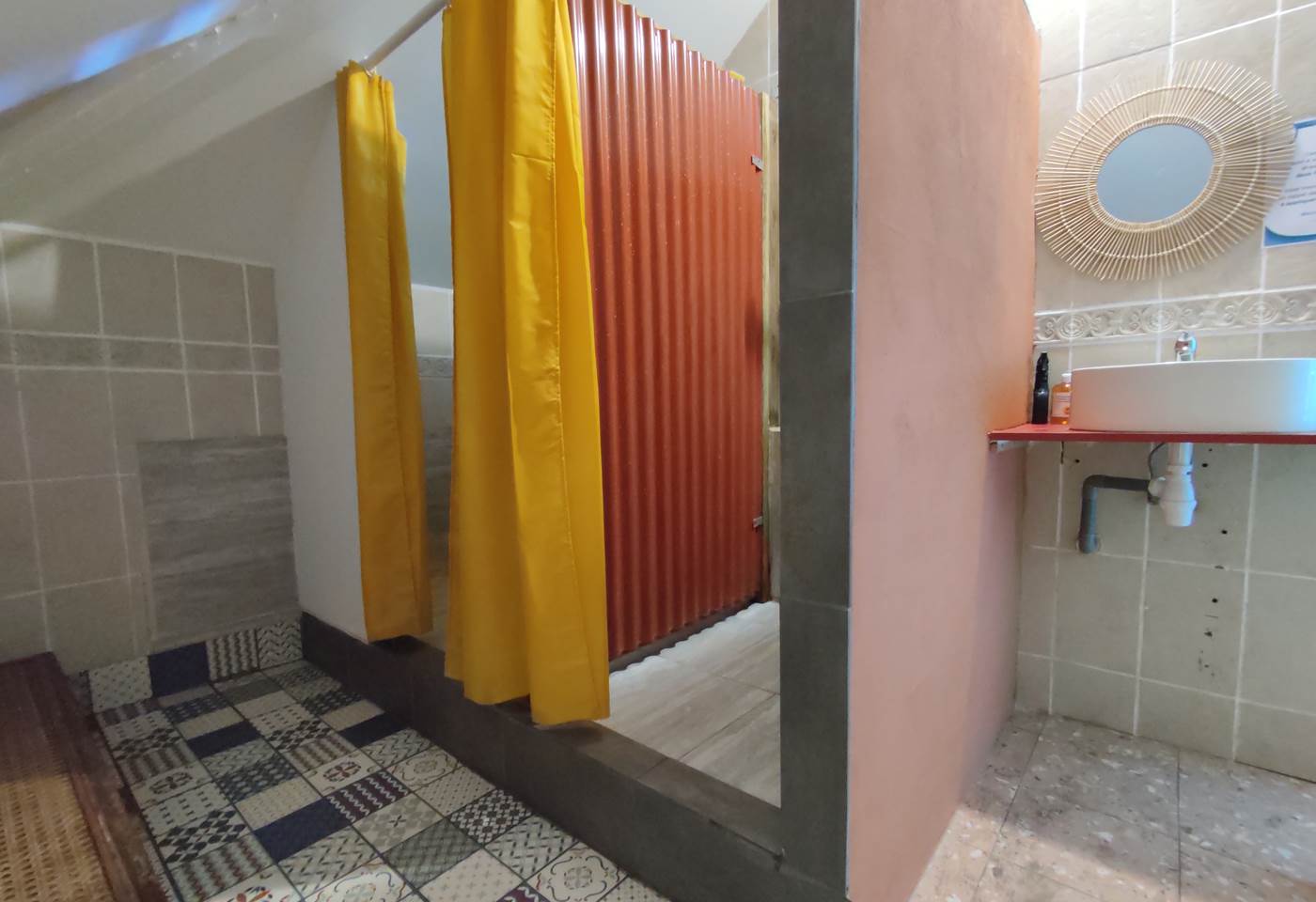 Salle de bain étage dortoir