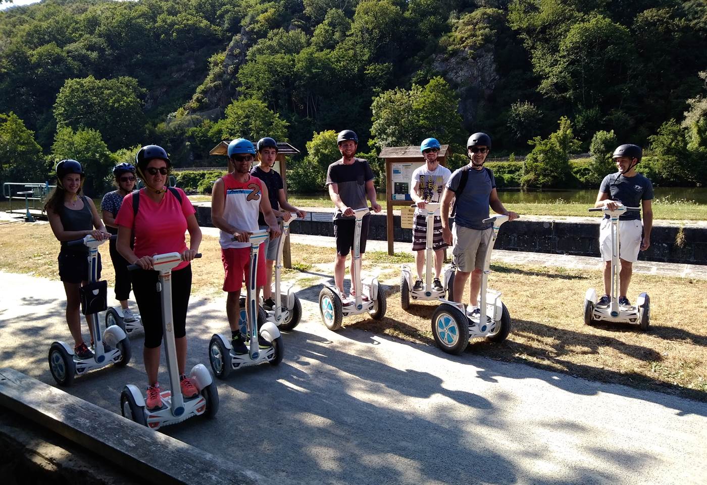 Equipe en pause , bords de l'écluse.
