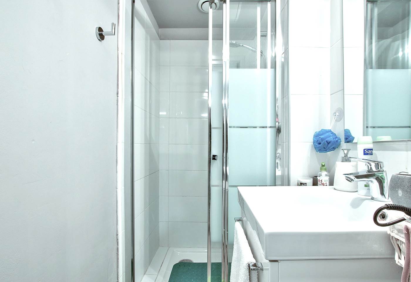 Une salle de bains partagée avec tout le nécessaire !