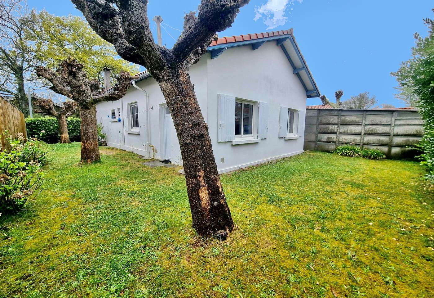 L'arrière de la maison avec vue sur la dépendance