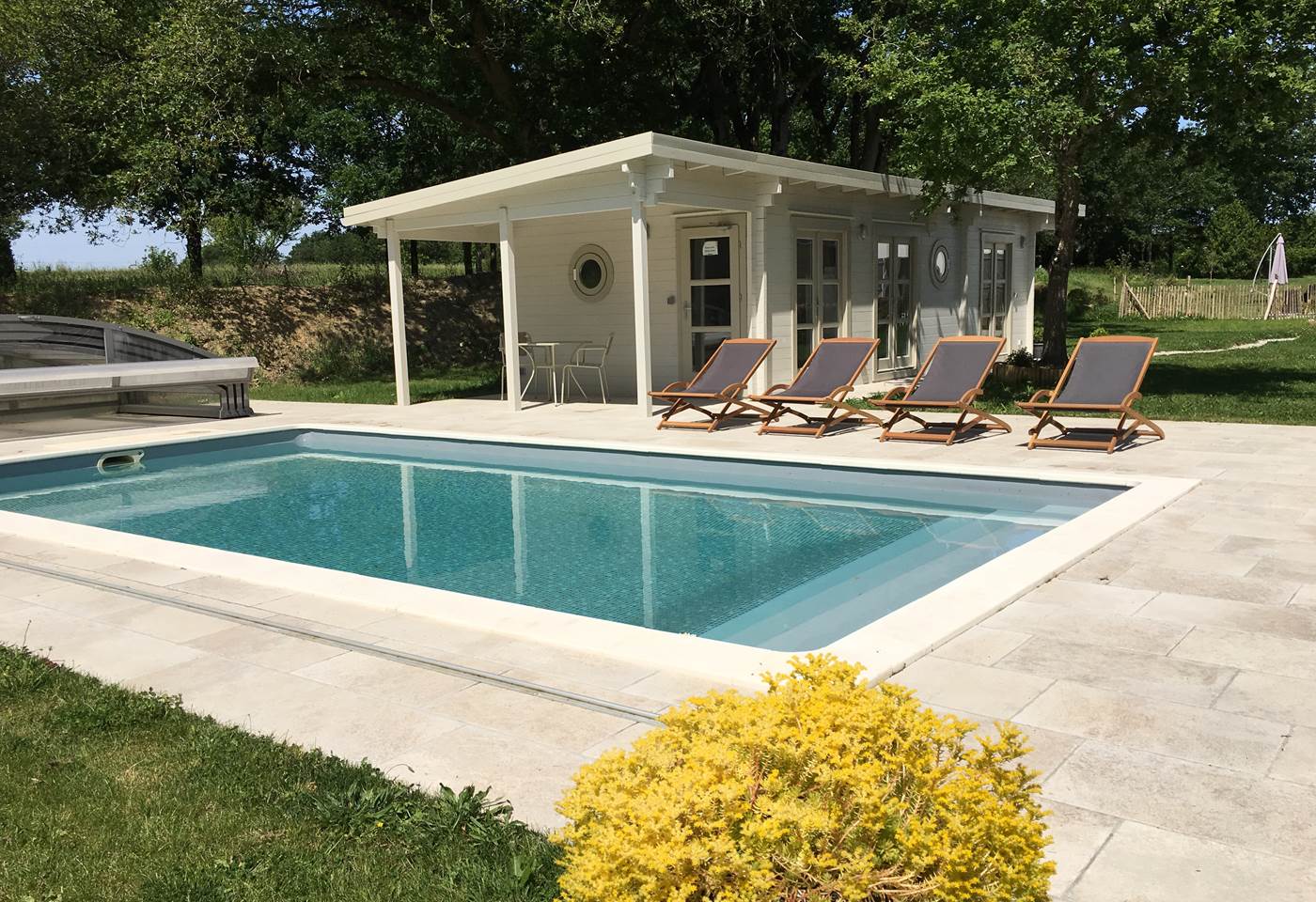La piscine chauffée et le pool house (babyfoot, sauna)