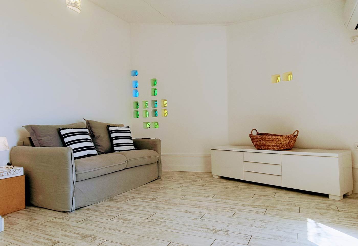 Chambre d'amis équipée d'un Confortable Canapé-Lit et d'un Espace bureau (RDC)