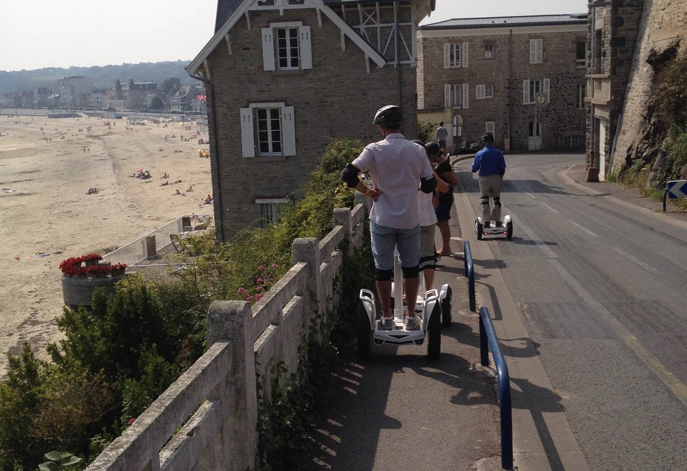 Descente corniche vers grande plage avec équipe pilotes. Août 2017.