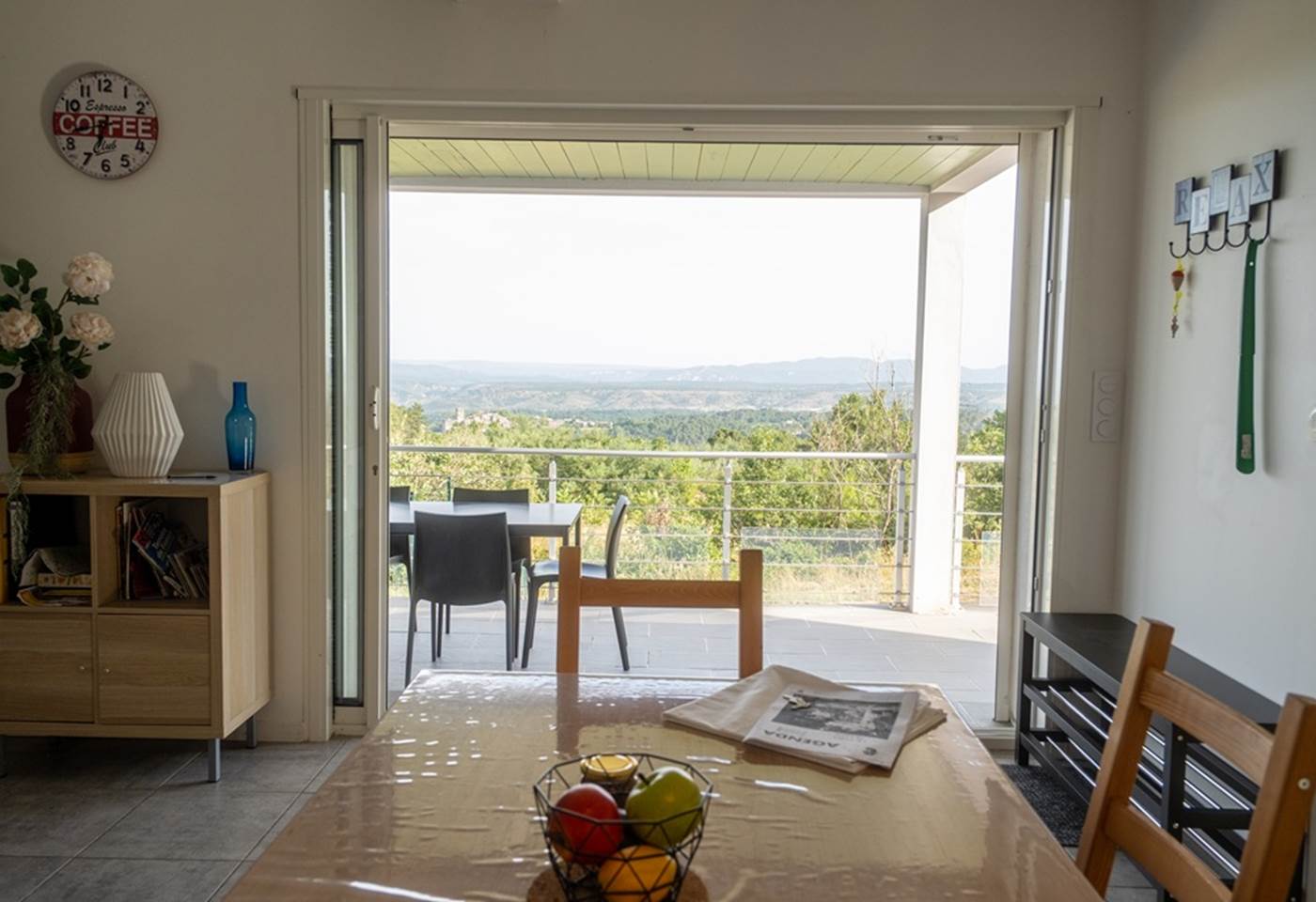 Vue sur la terrasse et les montagnes ardéchoises