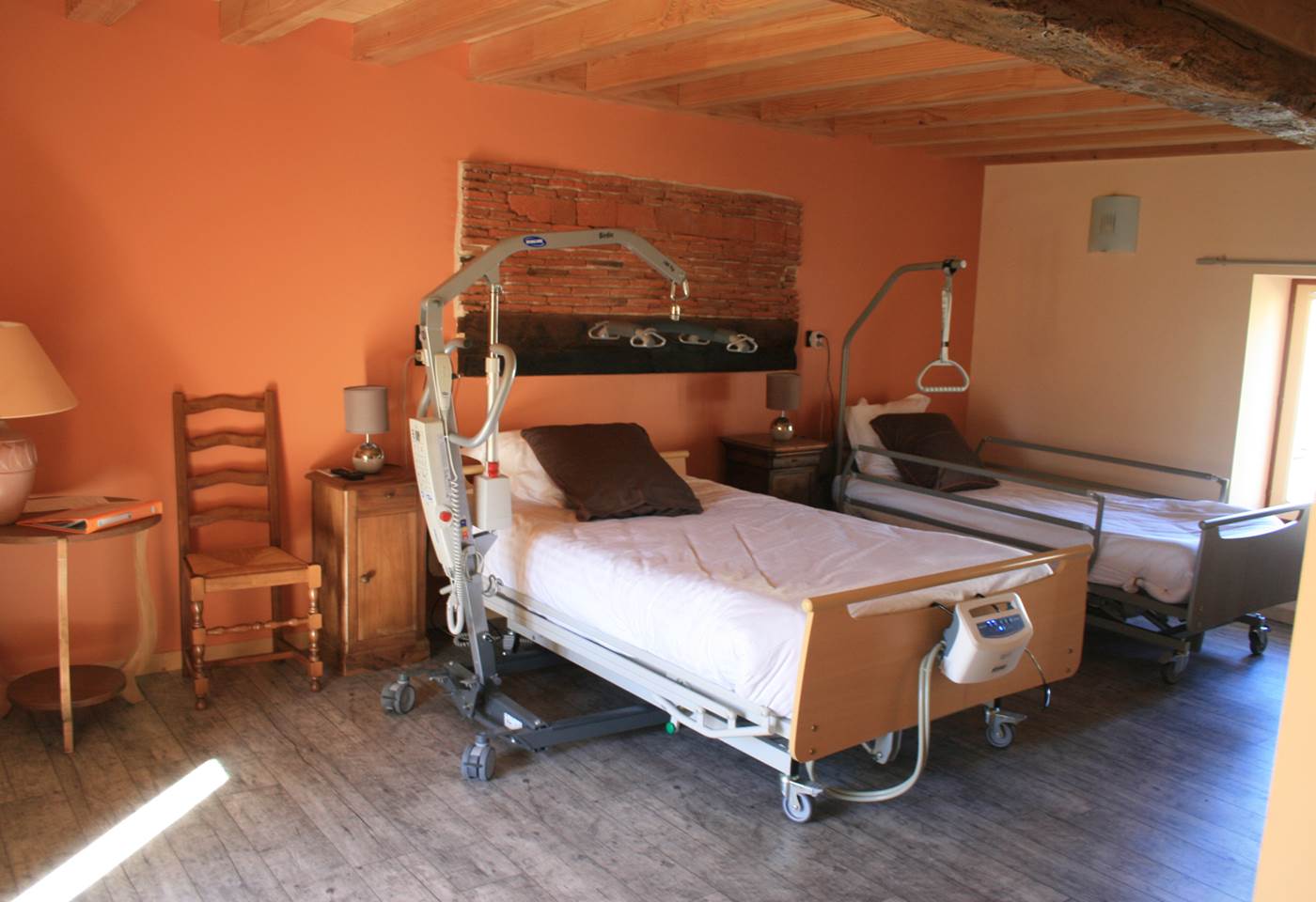 Chambre Bourgogne + lit médicalisé + leve malade