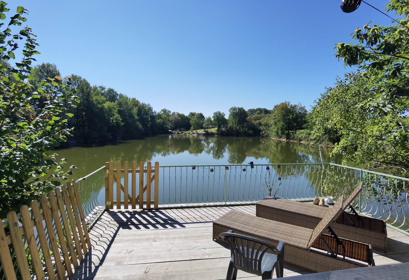 Vue sur l'étang directe de la terrasse