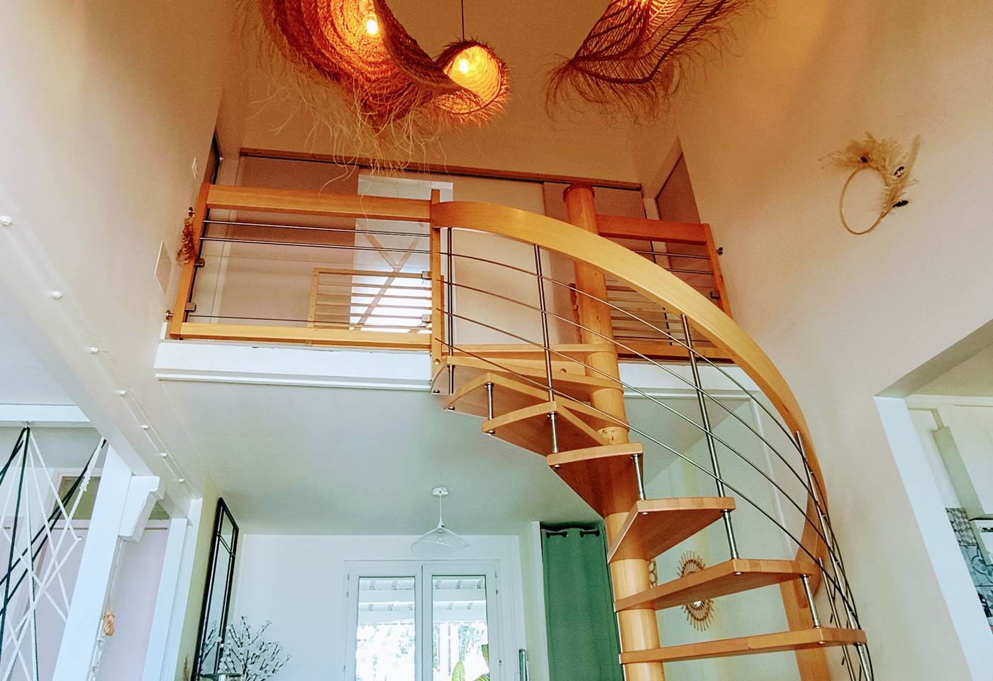Accès 1er étage par un bel escalier en bois de hêtre naturel dans un espace cathédral