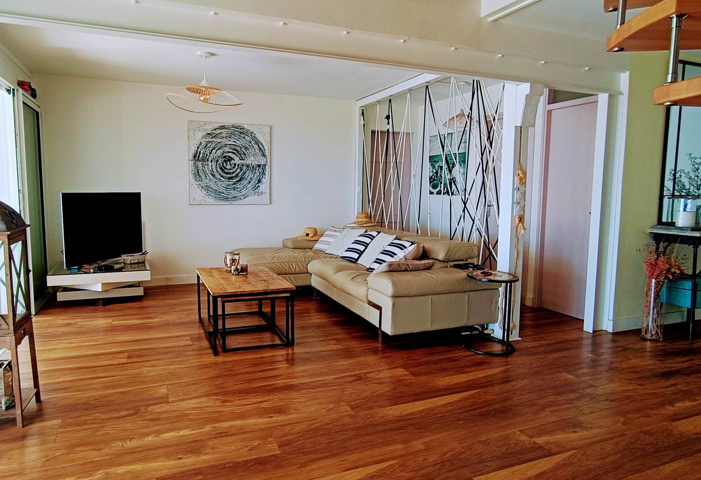 Vue sur la lumineuse pièce de vie et son sol en parquet flottant bois