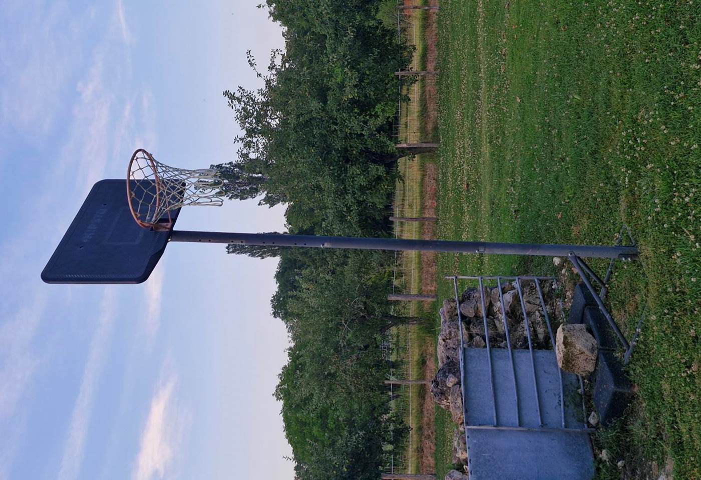 Parc commun avec panier de basket