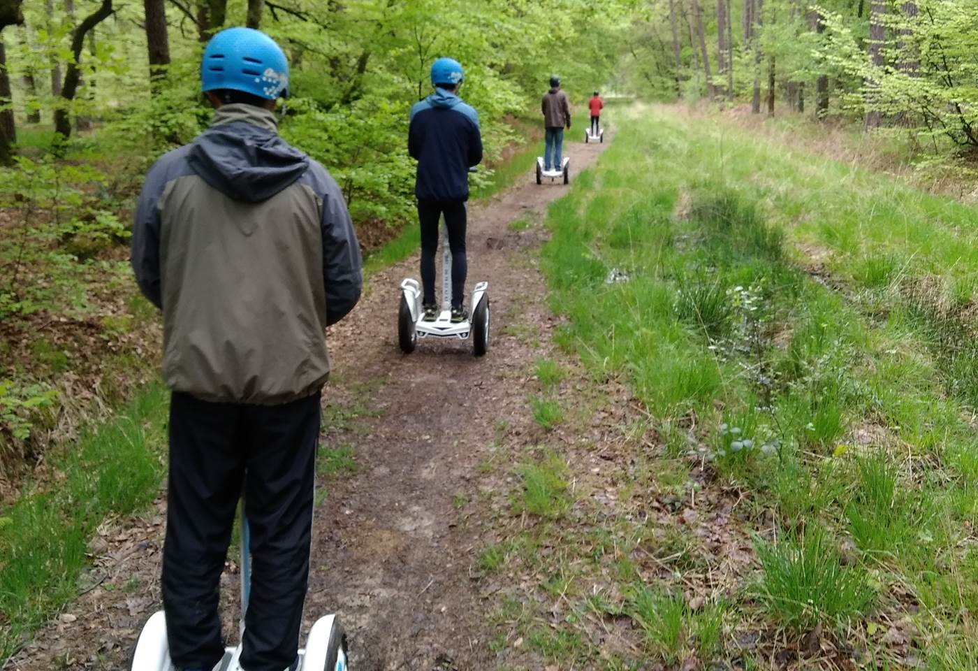 Equipe de pilotes en action sur sentier . Avril 2019
