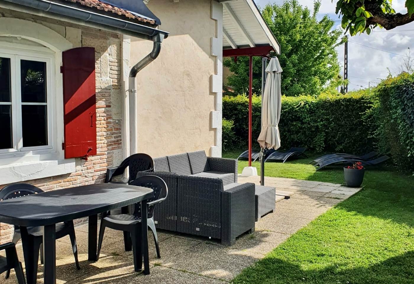 Le coin repas extérieur à coté de la cuisine et de sa plancha