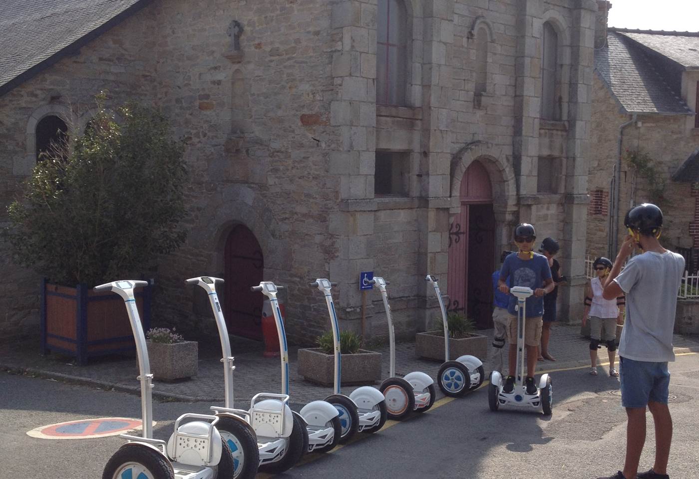 Equipe de pilotes en pause , vieux St Cast le Guido, Chapelle Blanche , août 2017