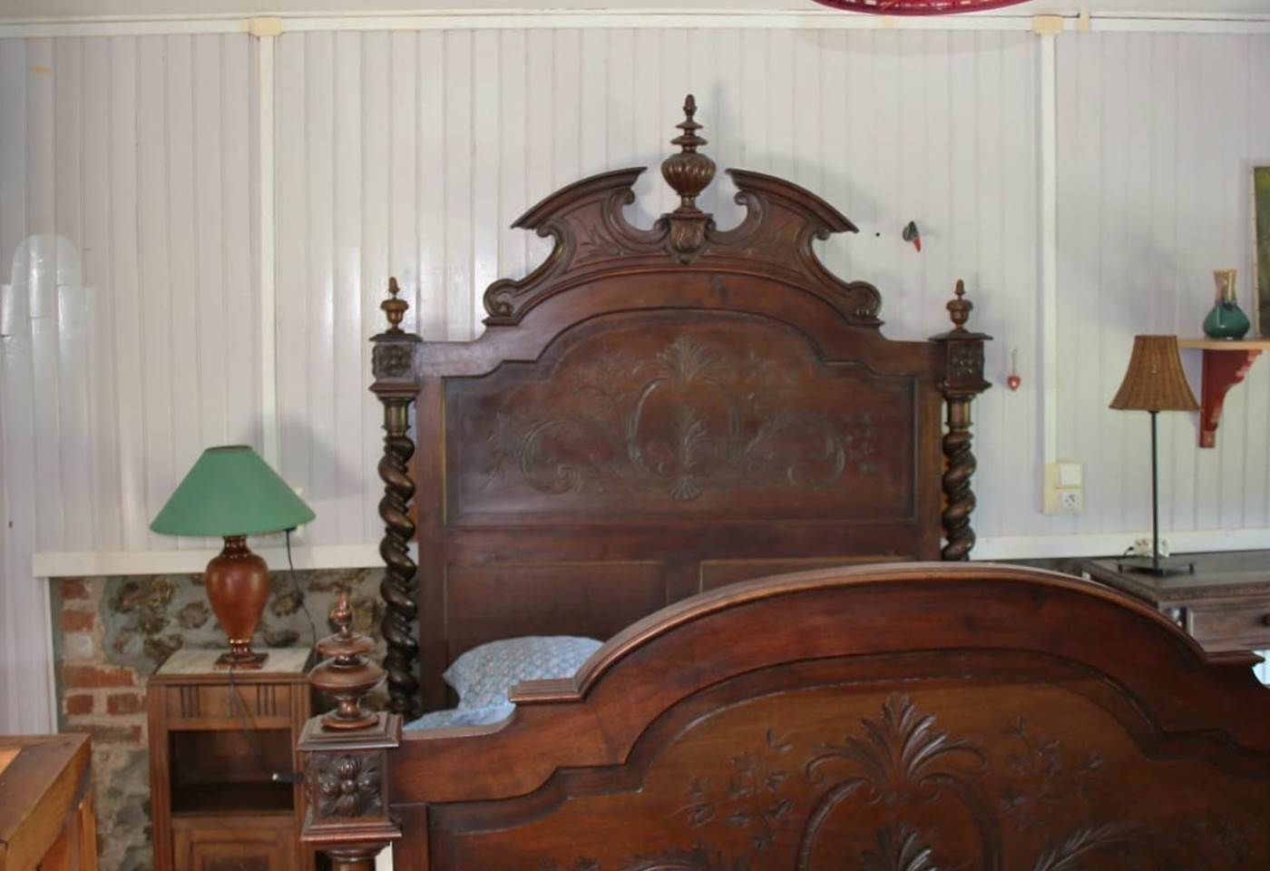 Lit double dans la chambre à l'étage