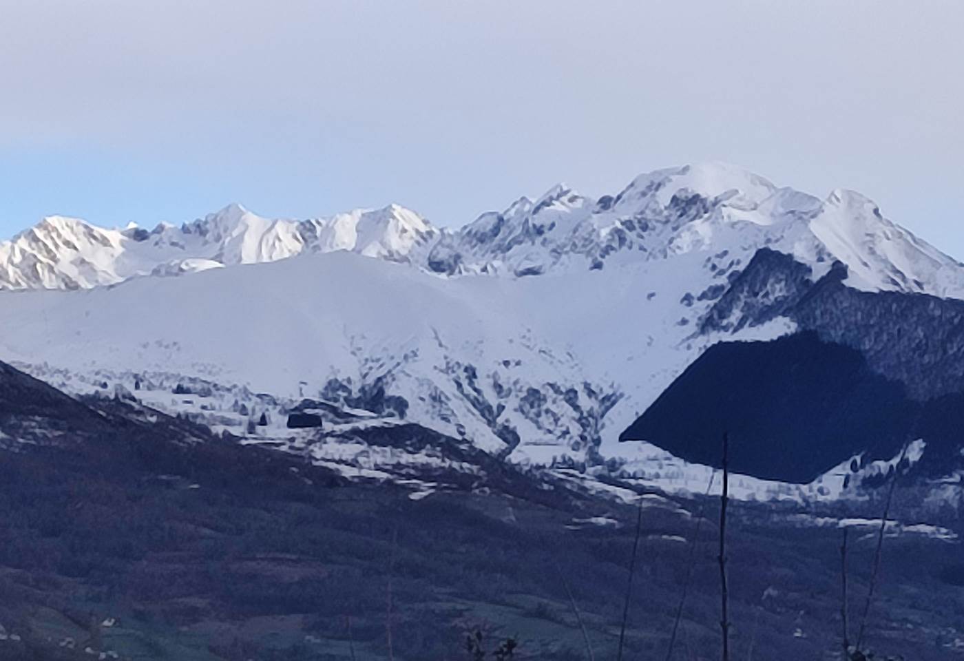 neige en hauteur, rarement à Ouzous