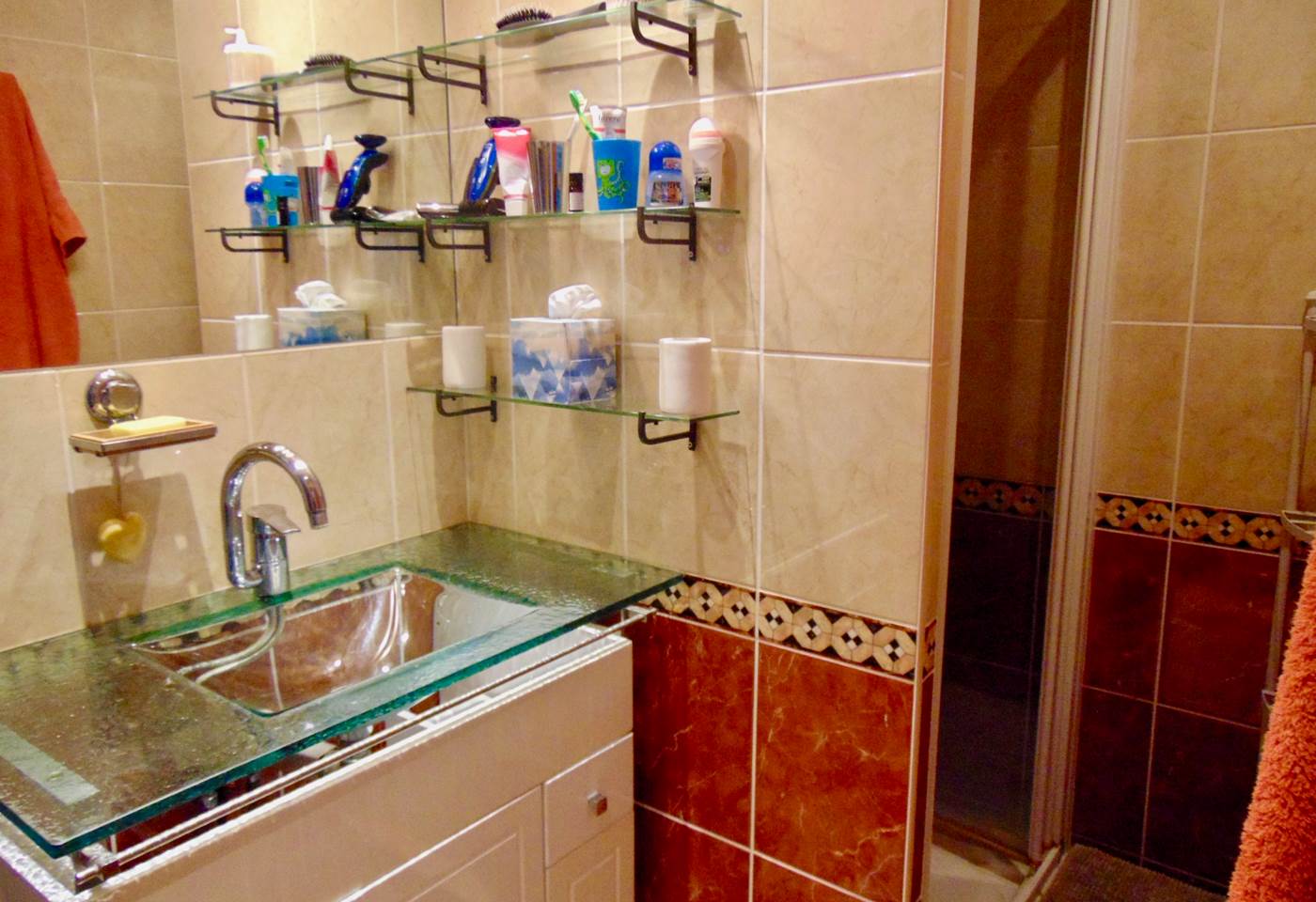 Une salle de bains partagée avec tout le nécessaire !