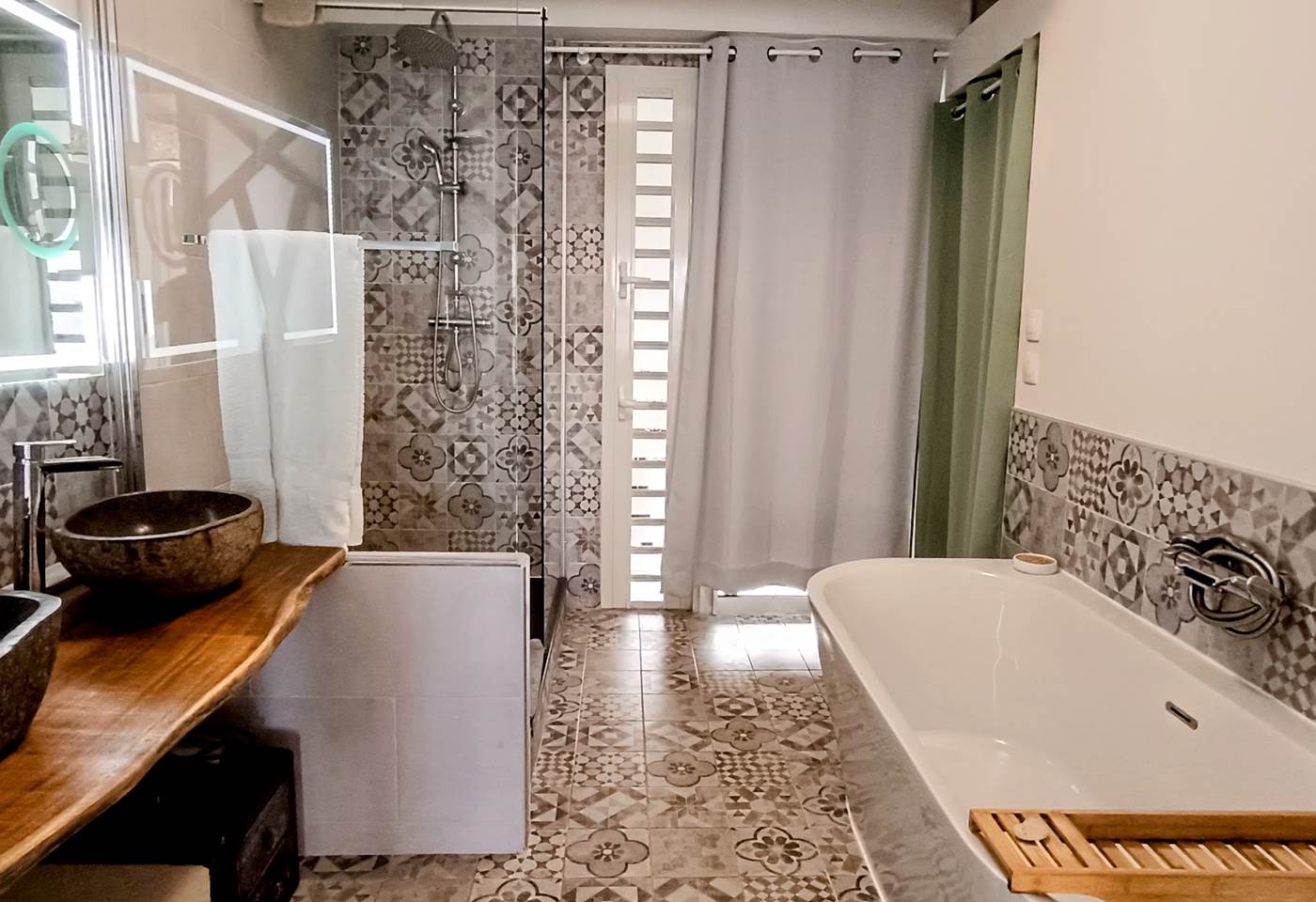 Espace bains et douche de la suite (RDC)