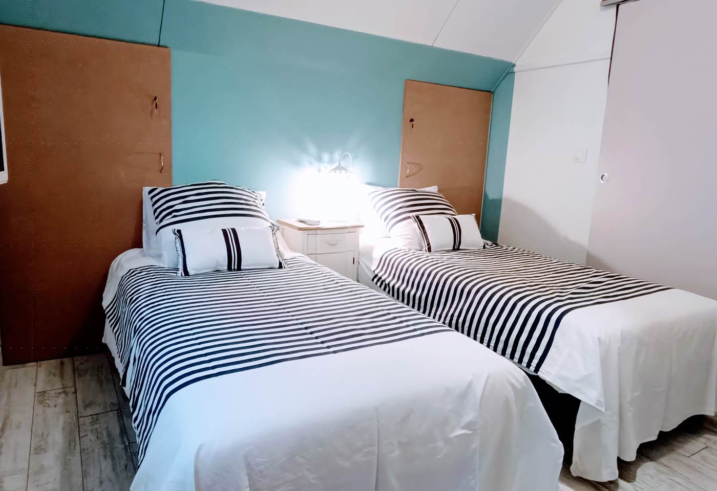 Chambre 2 à l'étage soit en lits jumeaux 90cm séparés ou réunis en un seul lit de 180cm - (A préciser lors de votre réservation)