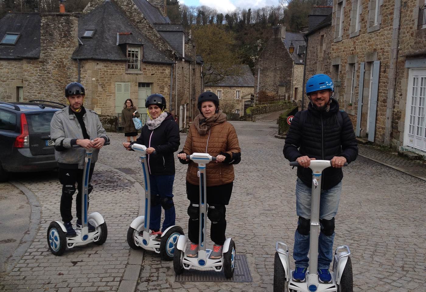 Avec mes pilotes , au coeur du village médiéval de LEHON, fevrier 2018