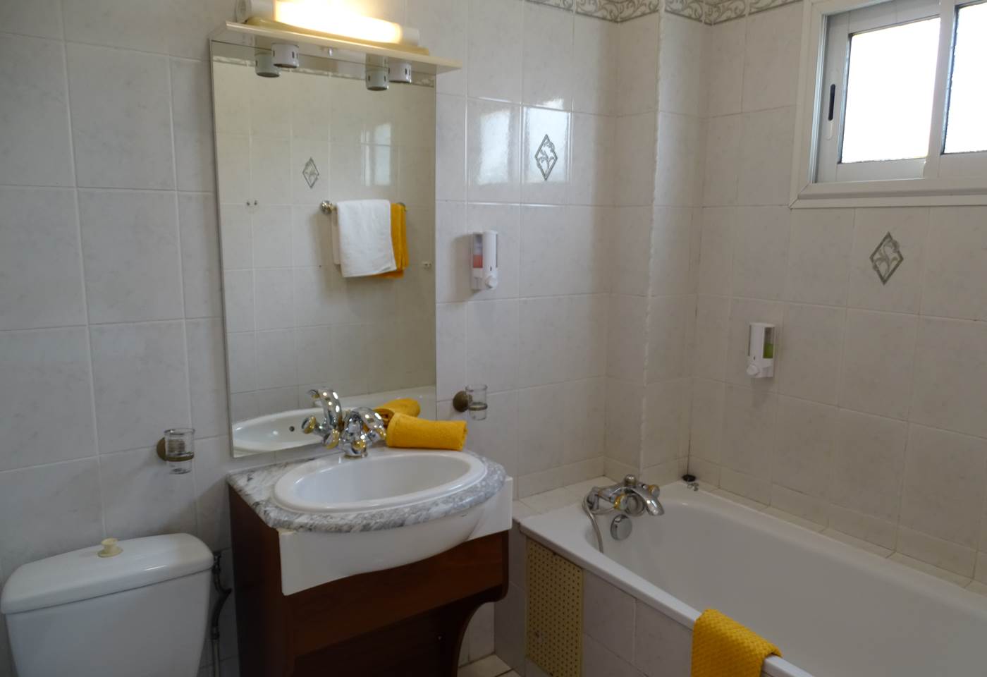 salle de bain privée avec baignoire , toilette et vasque