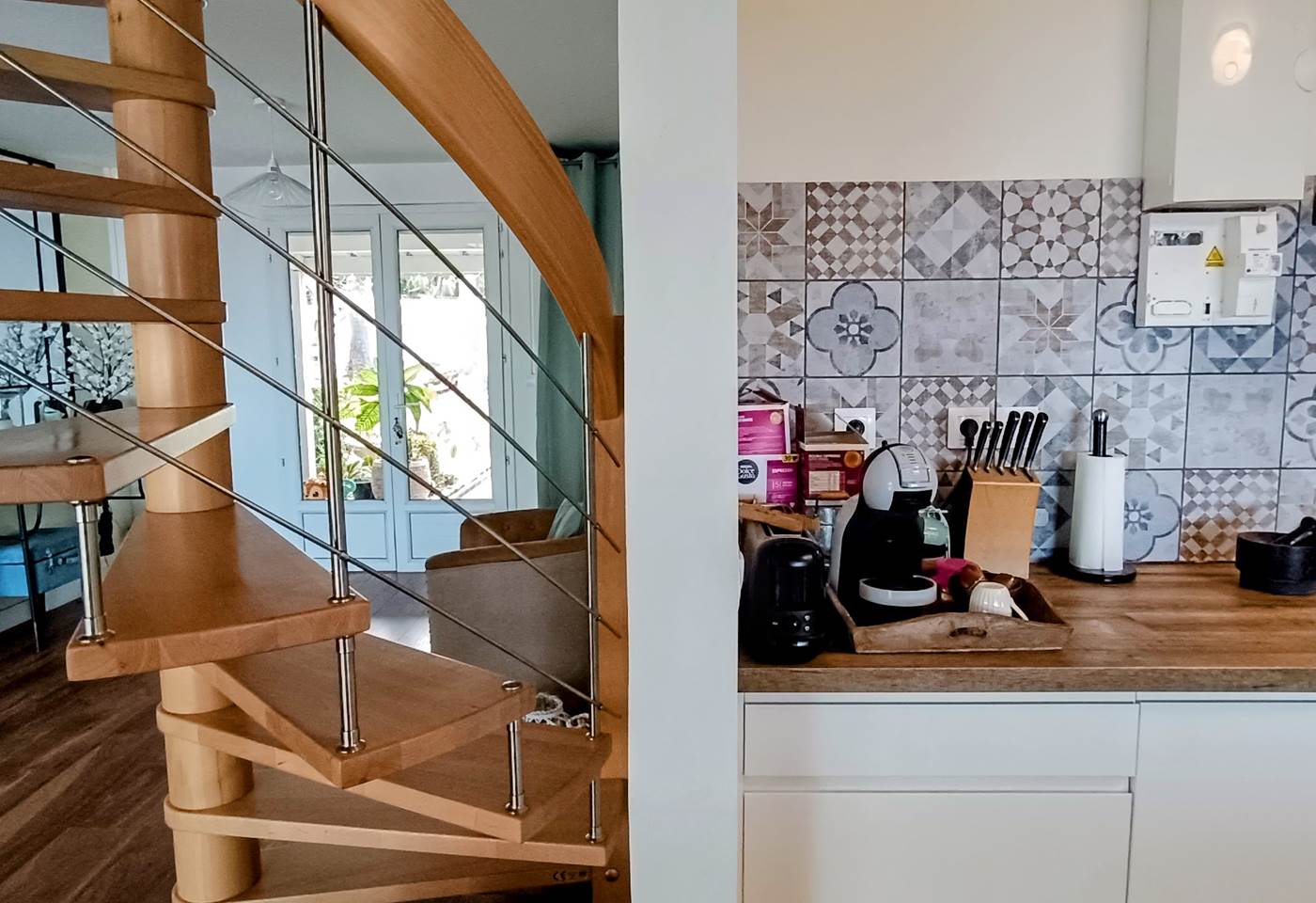 Accès cuisine depuis le salon par une grande ouverture