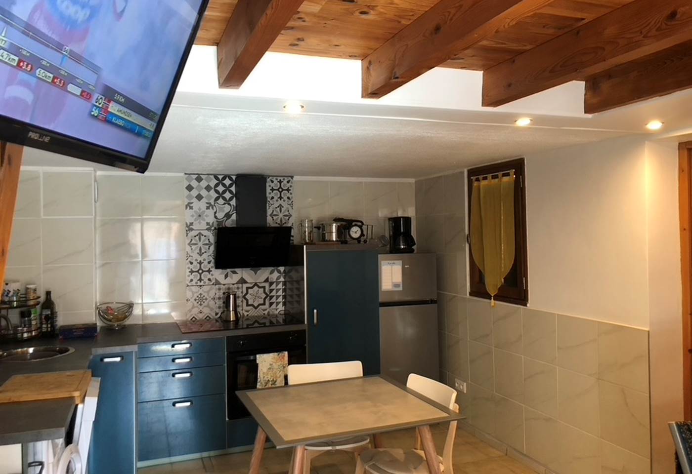 cuisine entièrement équipé et coin repas , TV 80 cm