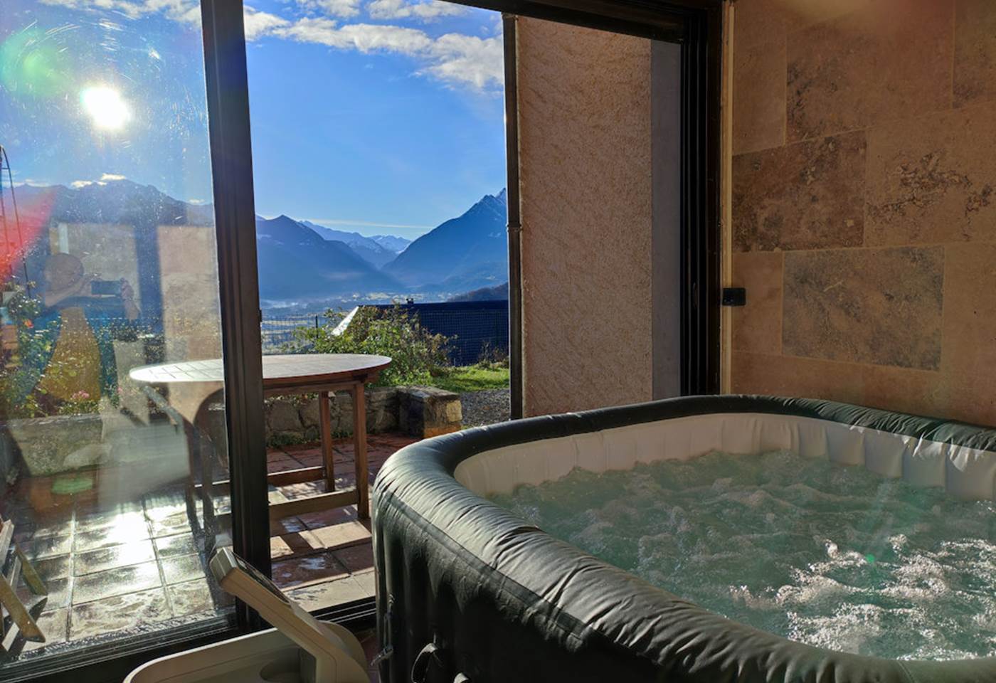 Le spa, face à la montagne