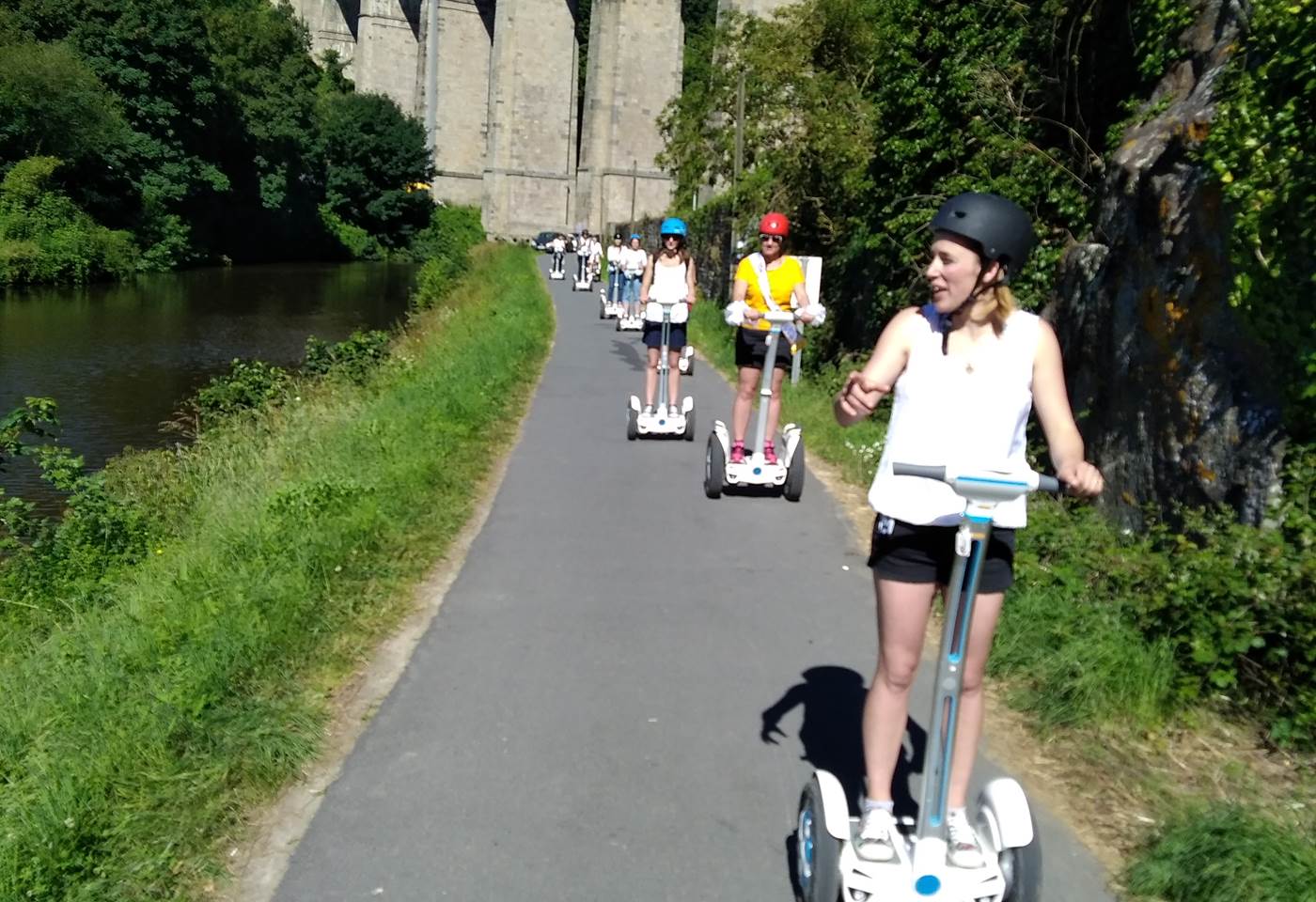 Equipe en circulation , bord de Rance , viaduc de Dinan.