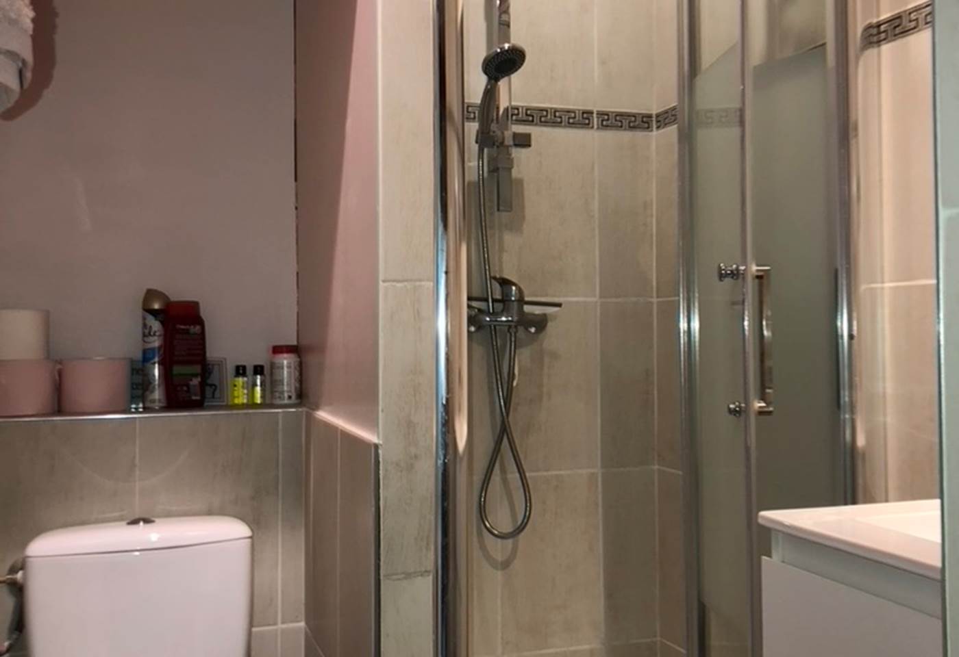 Salle de bain avec douche à l' italienne