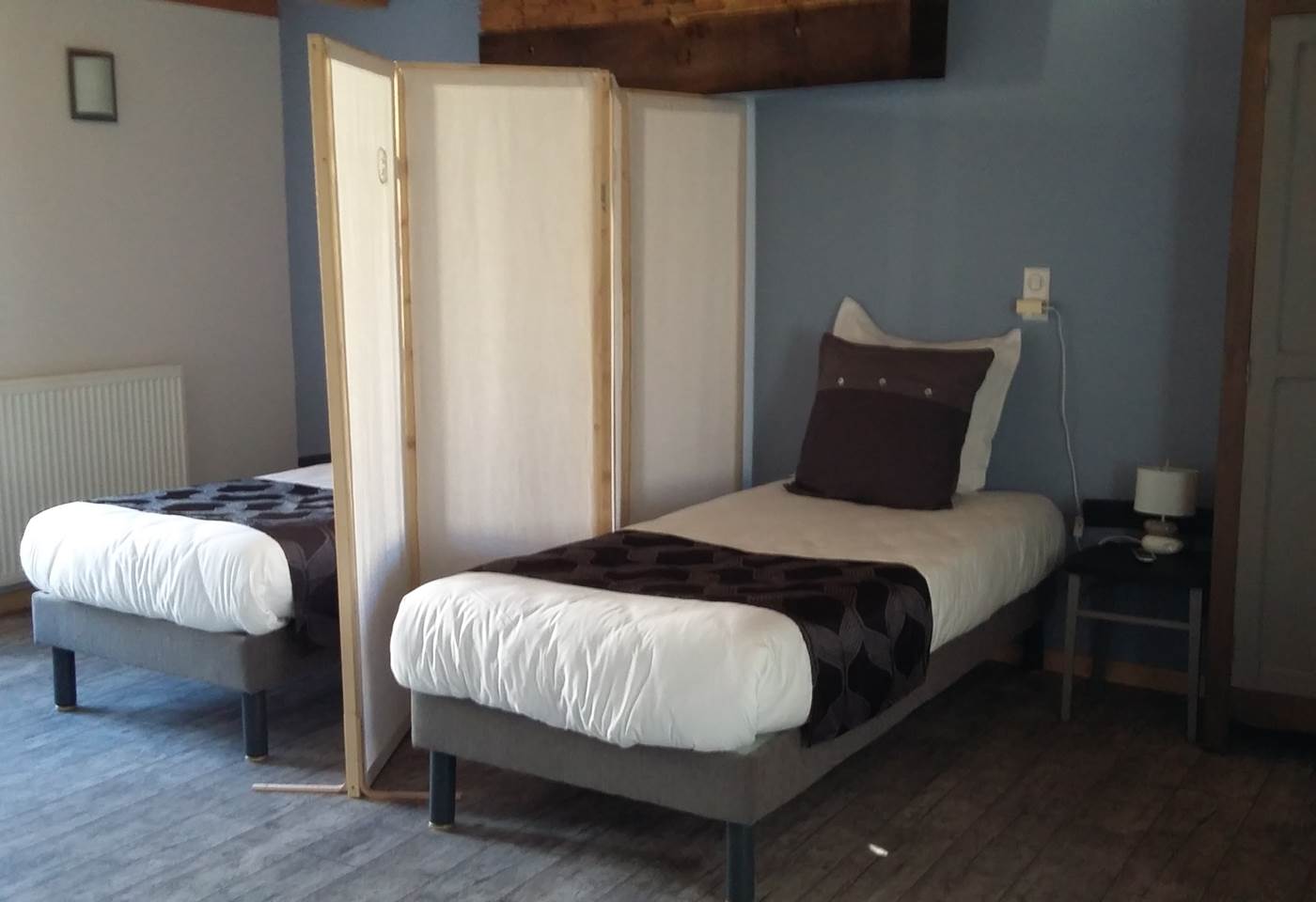 la chambre Alsace Lits simples avec paravent