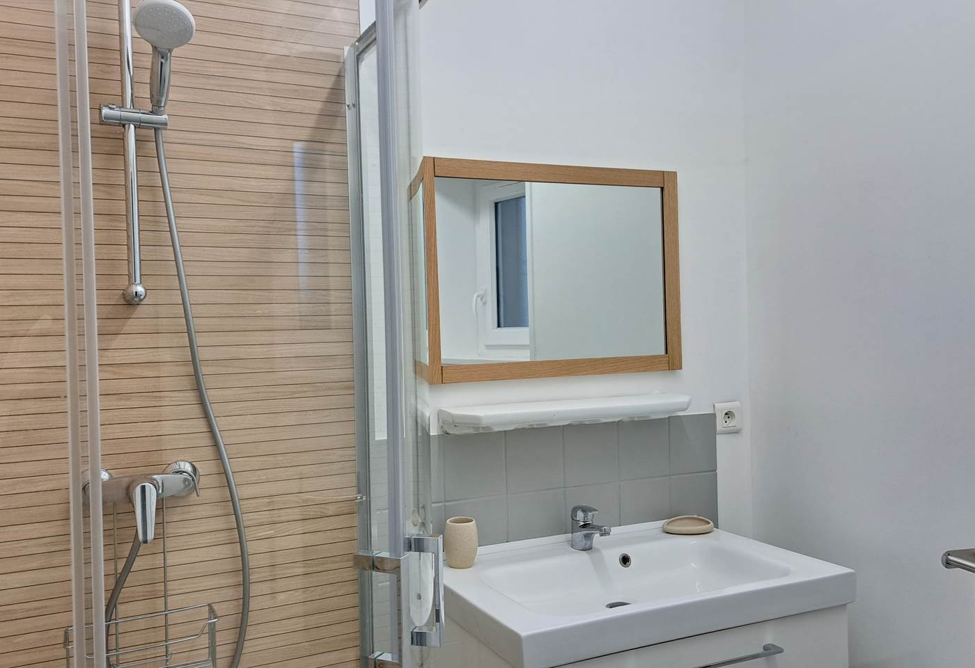 Clos de la Fontaine, douche du 4