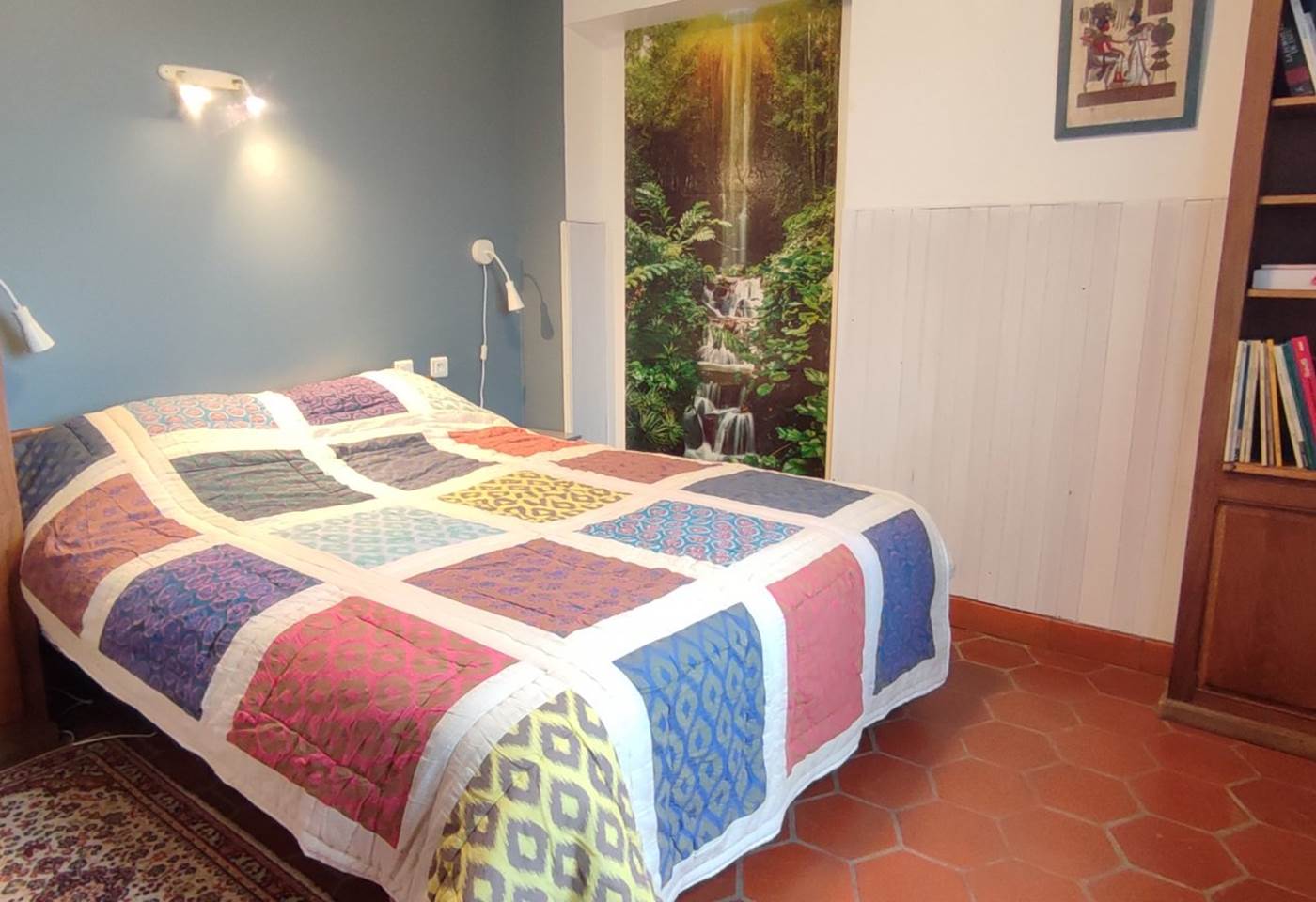 Chambre rez de chaussée : 1 lit 160, 1 salle de bain