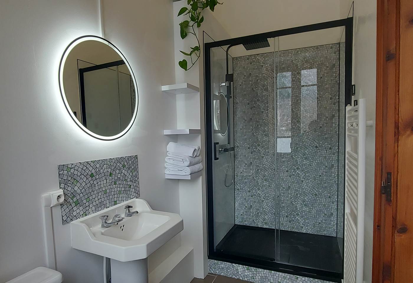 Hospice de France room salle d'eau