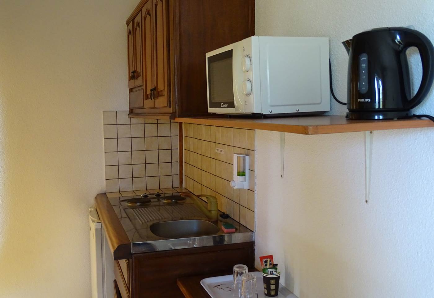 kitchenette équipée longs séjours avec ustensiles de cuisine, frigo, micro-ondes, cafetière.