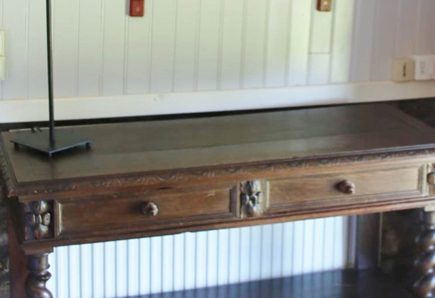 Table de chevet avec une petite bibliothèque