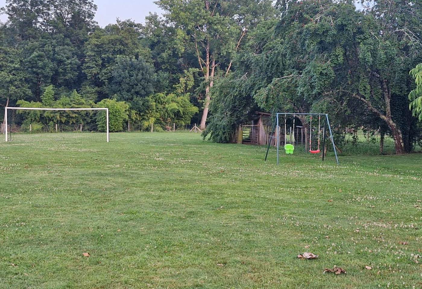 Parc commun avec but et balançoire