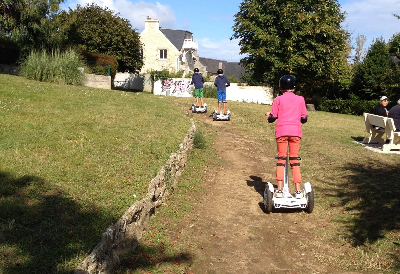 Equipe de jeunes pilotes en action , ST Cast, montée de la côte de panorama.Août 2017.