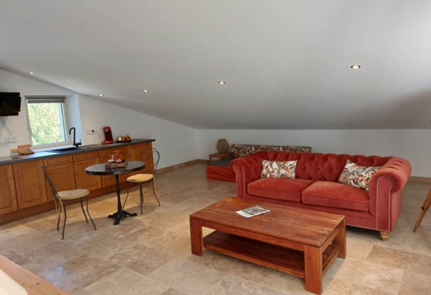 Vue d'ensemble pièce principale salon coin cuisine et lecture