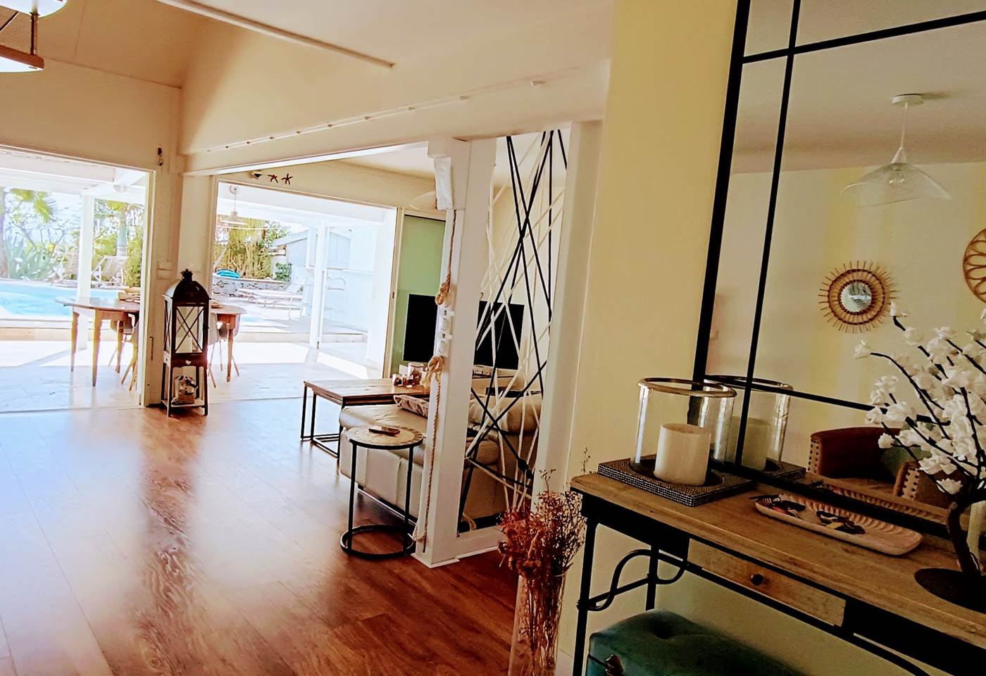 Vue sur le salon baigné de lumière