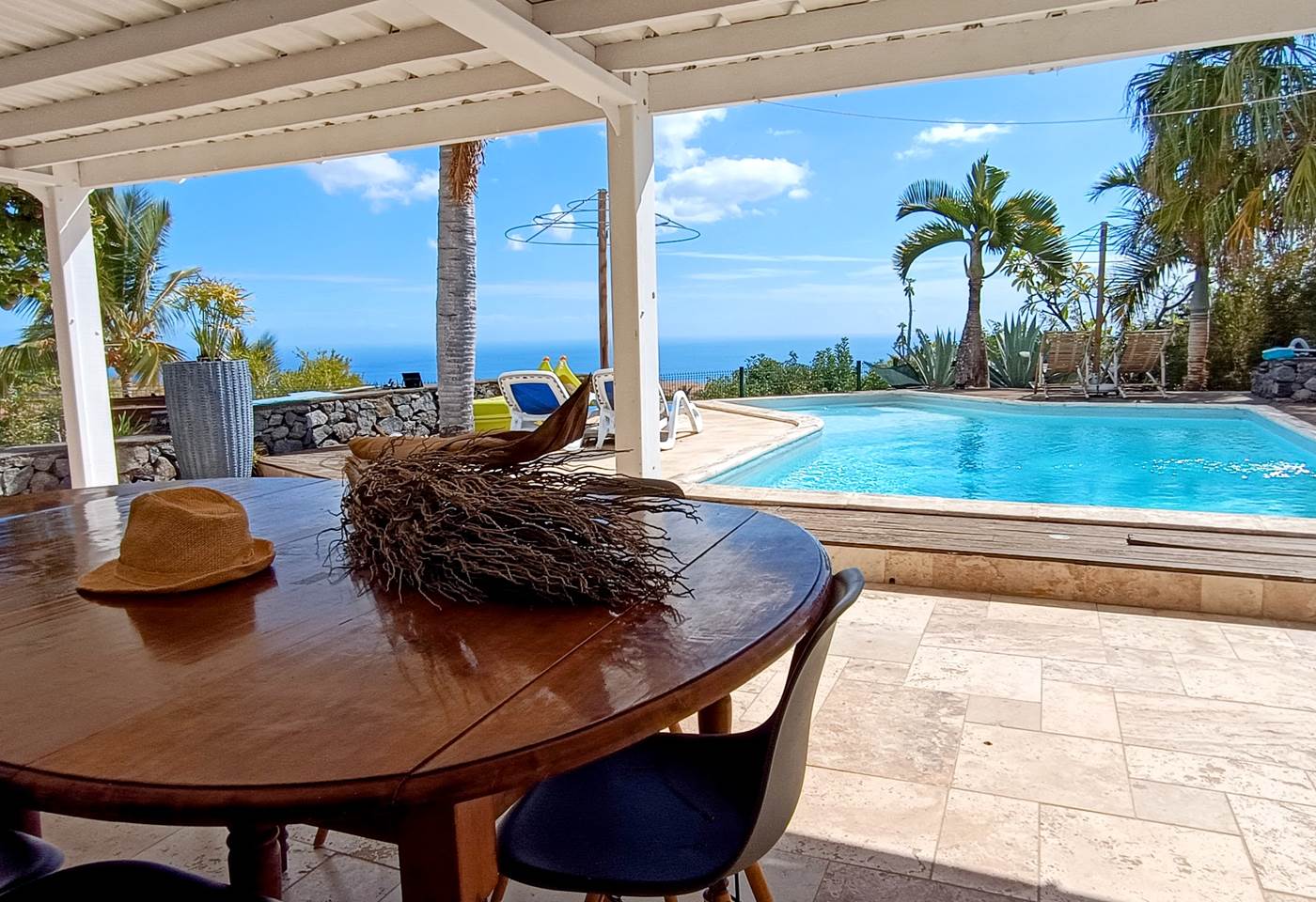 Terrasse ouverte sur la piscine, vue imprenable océan Indien