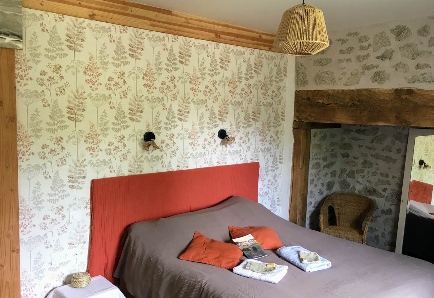 pipistrelles19-chambreshotes-lacdesechemaille-doucheitalienne-meymac