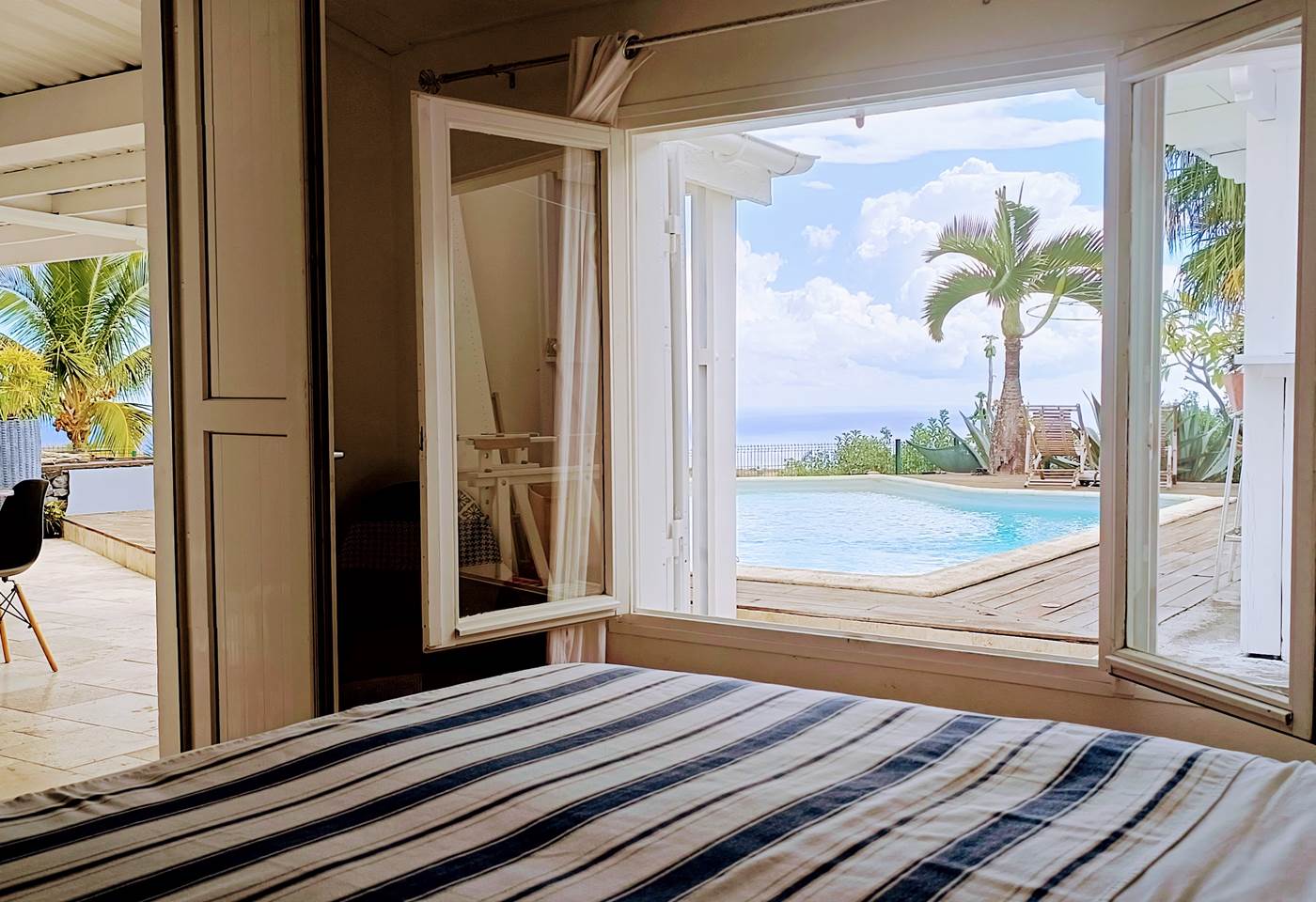 Accès direct à la varangue et à la piscine depuis la suite parentale RDC