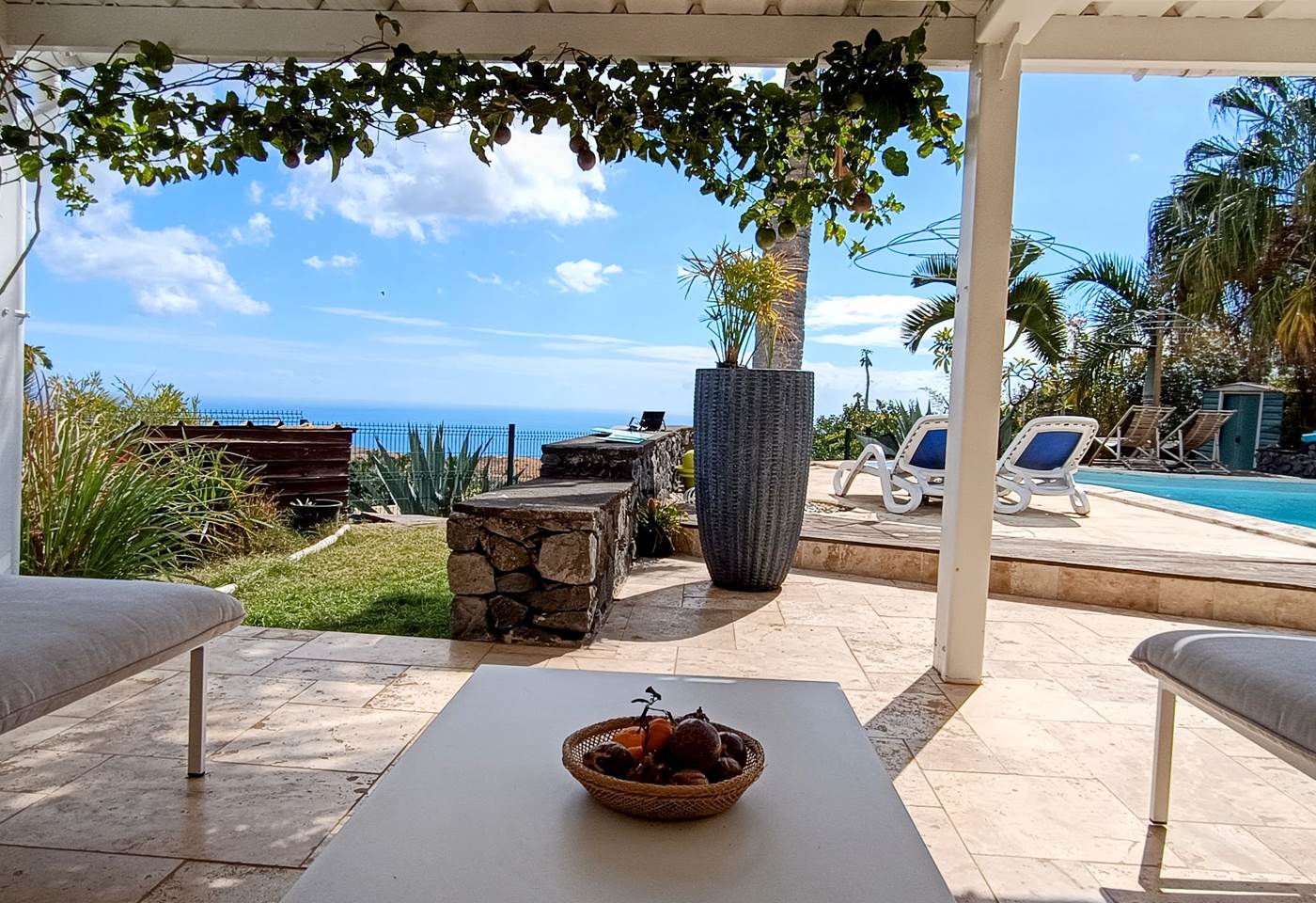 Salon d'extérieur sur terrasse coté piscine