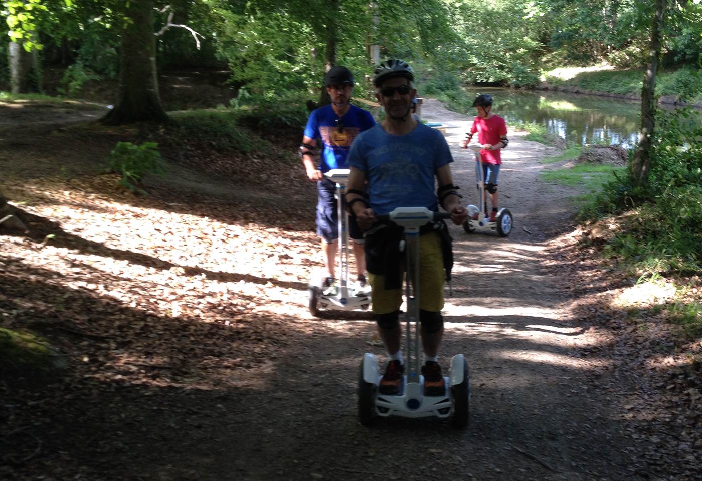 Equipe en mi forêt sur chemin longeant le canal.