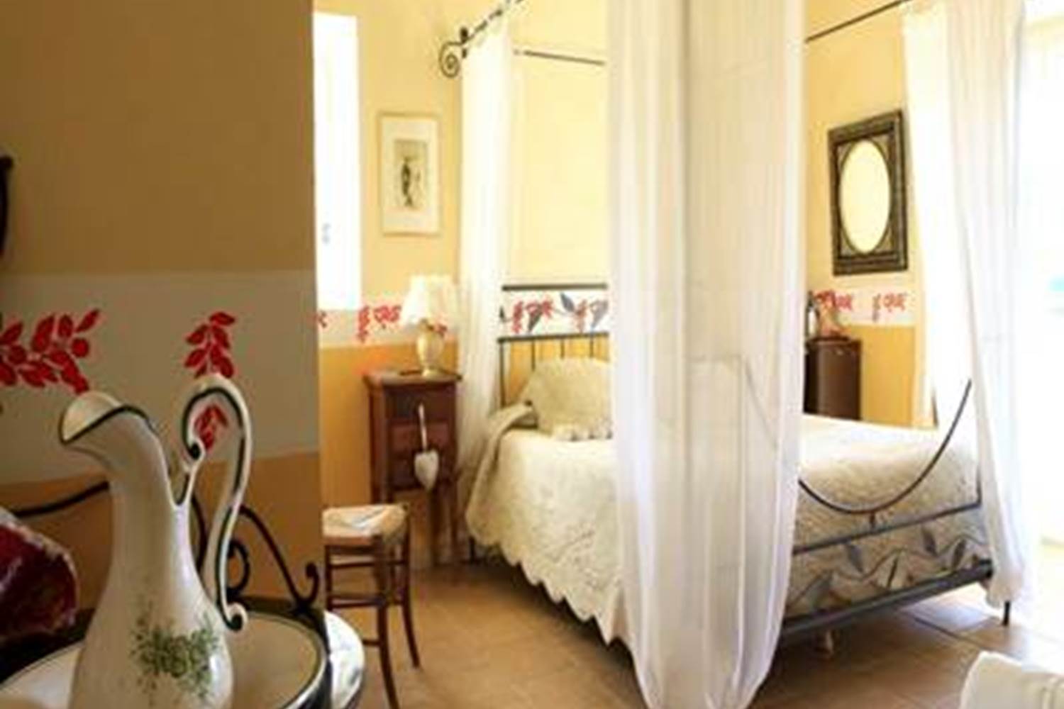 lit baldaquin d'une des chambres