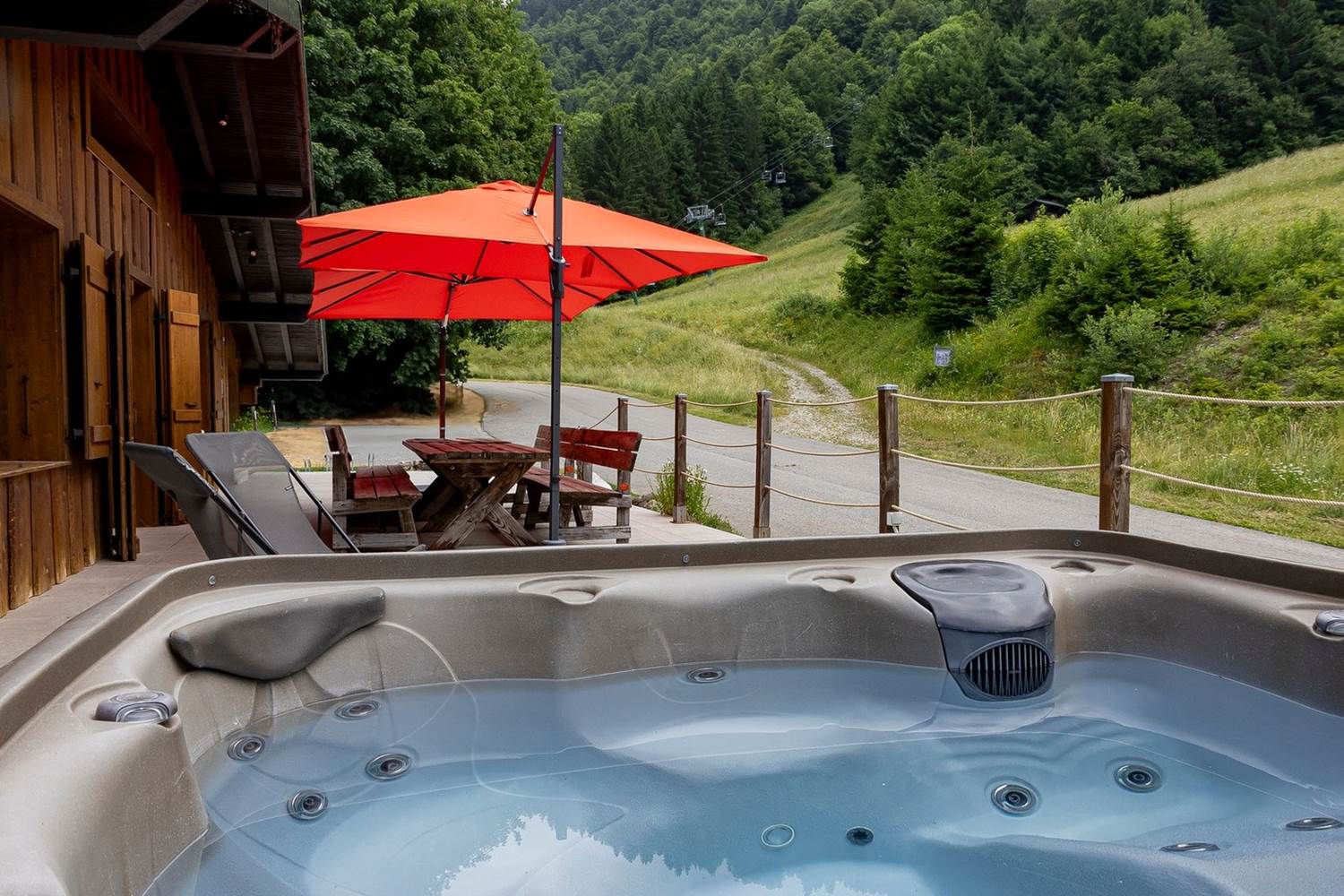 La terrasse avec Jacuzzi