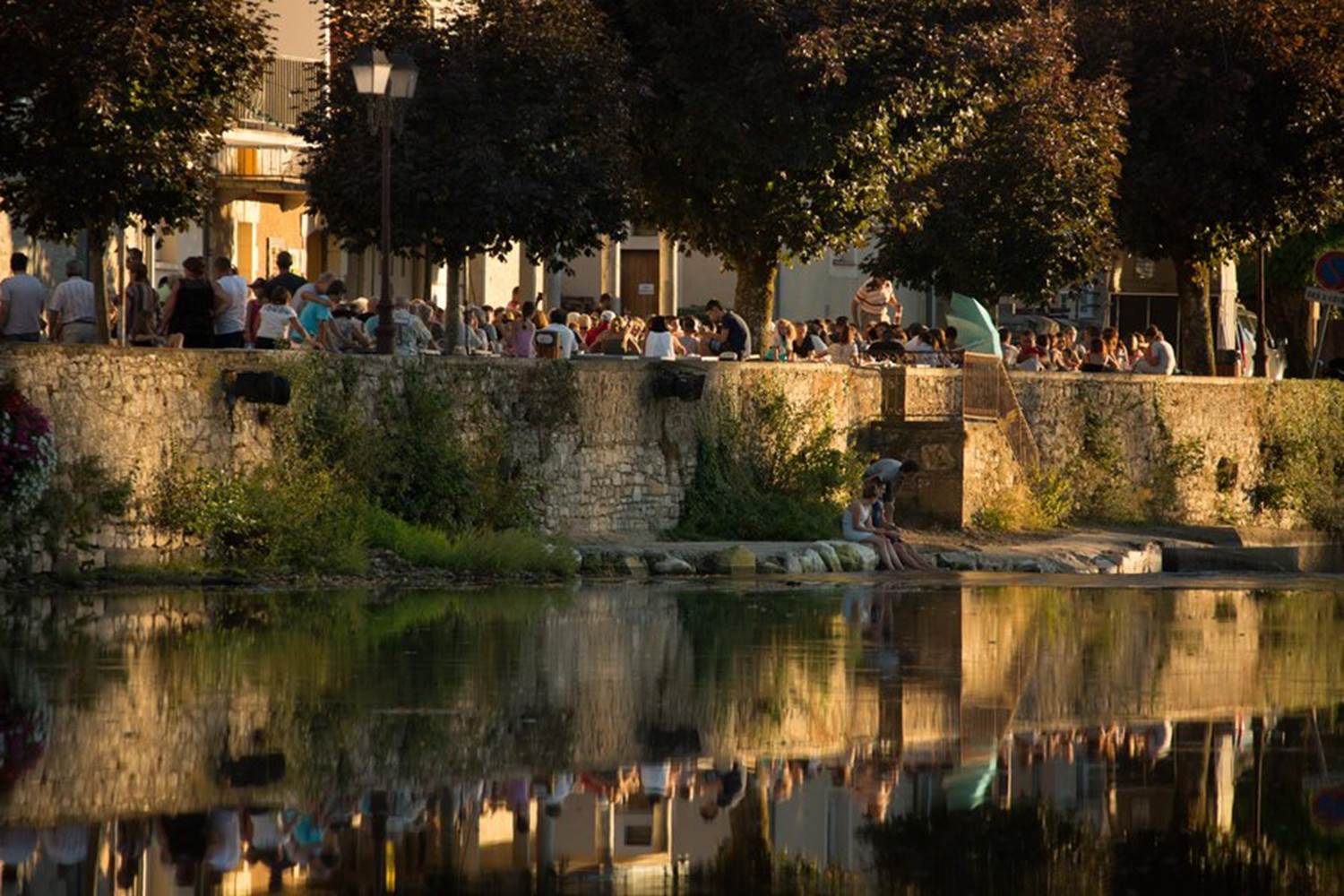 Bistrots sur les quais à Bretenoux